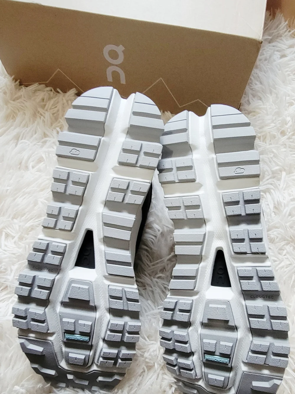 NIB On Kid's Cloudhero Waterproof Mid-Top Trail Sneakers in Gray and White Sz Y5